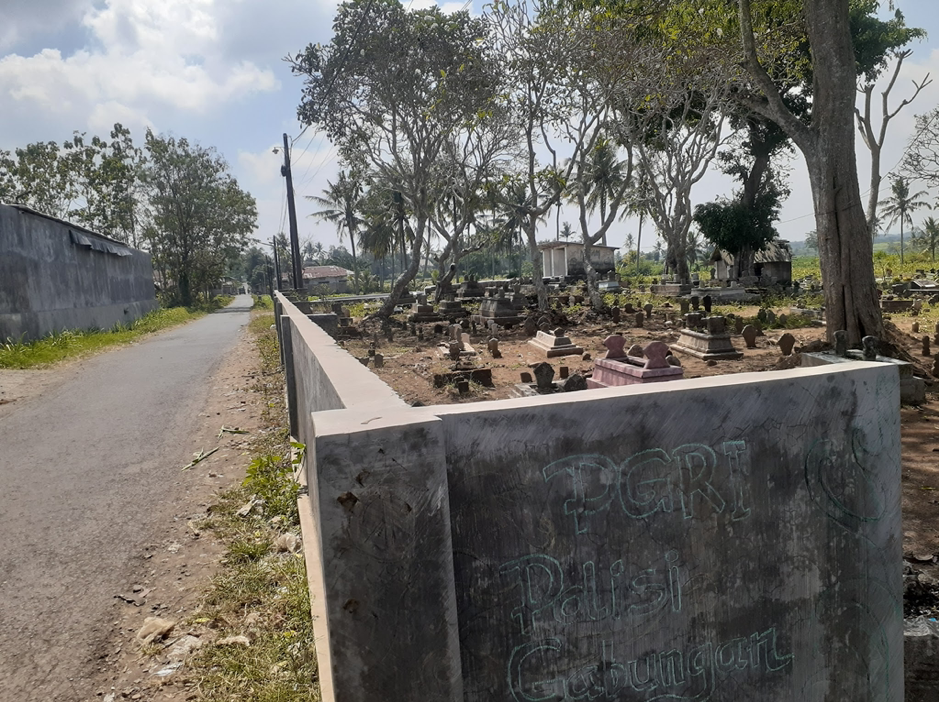 batas utara kuburan belakang balai desa.png